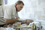 Ein Bekannter von Matthias kommt auf die Polizeiinspektion, um ihn um Hilfe bei der Suche nach seiner Tochter Lena zu bitten. Er macht sich Sorgen, sie könnte ins Rotlichtmilieu abgerutscht sein. Währenddessen versucht Lukas, einen Irren, der sich für einen Engel hält, davon abzuhalten, vom Dach zu springen. In einer Zinshauswohnung wird ein Toter gefunden, der angeblich einen Schatz besaß. In Romans und Florians Fall ist für hoch gehende Emotionen gesorgt - ein Hund hat ein Kind verletzt, und zwar nicht zum ersten Mal. Andreas schließlich stellt Altan einem Staatsanwalt vor, der ein überregionales Team zur Drogenbekämpfung leitet. Altan soll als Doppelagent in die Organisation seines Cousins Dogan eingeschleust werden. Im Bild: Gruppeninspektor Wilmer Eberts (Martin Zauner).