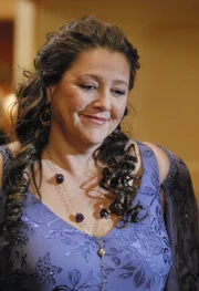 Noch weiß Delia Banks (Camryn Manheim) nicht, dass der Geist ihres verstorbenen Ehemannes ganz in ihrer Nähe ist …; Noch weiß Delia Banks (Camryn Manheim) nicht, dass der Geist ihres verstorbenen Ehemannes ganz in ihrer Nähe ist