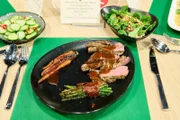 Gericht Rinderfilet im Thymian-Mantel mit Rotweinsauce, Bohnen im Speckmantel, Babymöhren und Feldsalat mit Orangen-Dressing, das Leibgericht von Marcel Pokorny.