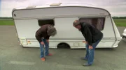 James May (l.) und Jeremy Clarkson begutachten den Schaden.