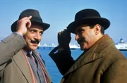 "Agatha Christie's Poirot", "Der Juwelenraub im Grand Hotel." Der Theaterproduzent Ed Opalsen hofft auf den großen Coup. Er lässt seine Frau mit einem sehr wertvollen Perlenhalsband in seinem neuen Stück auftreten. Aber noch am Abend der Premiere wird das Collier gestohlen. Opalsen fürchtet um seinen geschäftlichen Erfolg und bittet Poirot um Hilfe. Und obwohl dieser sich eigentlich erholen sollte, steckt er bald mitten in den Ermittlungen.Im Bild (v.li.): Peter Kelly (Lucky Len), David Suchet (Hercule Poirot).