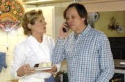 Susanne (Heike Jonca, l.) und Armin (Rainer Will, r.) erhalten unerfreuliche Nachrichten. Ein Gast soll sich beim Essen mit Salmonellen vergiftet haben.