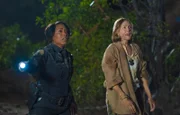 Athena Grant (Angela Bassett, l.); Sylvia Mays (Lilli Birdsell, r.)