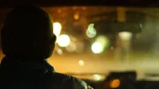 Ein Mensch sitzt im Auto