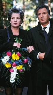 Uschis (Barbara Freier) und Wolfgangs (Klaus Wennemann) schwerster Gang: Ihre Tochter Sonja wird beerdigt.