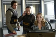 Ben (Tom Beck, l.) und Semir (Erdogan Atalay) lassen von Susanne (Daniela Wutte) Schuberts Handy orten, um die Familie vor den Gangstern zu retten.