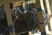Angus MacGyver (Lucas Till, l.); Riley Davis (Tristin Mays, r.)