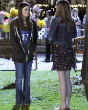 Rose (McKaley Miller, r.) bekommt die Einladung von Frederick Dean zu ihrem ersten Date und ihre Mutter will es ihr verbieten. Da bleibt nur eins: Zoe (Rachel Bilson, l.) muss ihr helfen ...