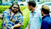 Jerry Ortega (Jorge Garcia, l.) steht Steve (Alex O'Loughlin, M.), Danny (Scott Caan, r.) und dem restlichen Team bei der Aufklärung eines neuen Falles zur Seite ...