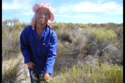 Lena Maria ist Rooibospflückerin in Suid Bokkefeld. Der weltweit begehrte Tee wächst nur in Südafrika.