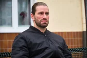 Henry (Maxim Agne) leidet unter seiner Entscheidung.