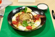 Gericht: Gebratener Zander mit Kartoffelsotto, geschmolzenen Tomaten, Serranochips und Aioli, das Leibgericht von Nina Drenkelforth.