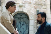 Meira (Sara Vino Elad) findet heraus, dass Momi (Yehuda Levi) sie betrügen wollte, und stellt ihn aufgebracht zur Rede.