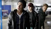 Timo (Philipp Danne, li.), Jan (Jonas Hain) und Mats (Konstantin Frolov) werden bei ihrem Einbruch in einer Lagerhalle von den Polizisten überrascht und sitzen in der Falle...