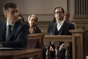 Dr. Jason Bull (Michael Weatherly, r.) assistiert der Staatsanwaltschaft im Fall gegen Bauunternehmer Andrew Withrow. Der Staatsanwalt Dennis Olsen (Armando Riesco, vorne l.) fürchtet, den Fall zu verlieren - kann Bull mit seinem Team das Gegenteil bewirken?