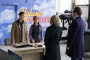 Bull (Michael Weatherly, r.) und Marissa (Geneva Carr, 2.v.r.) unterstützen den Bruder (Frank Whaley, l.) und die Tochter (Ana Kayne, 2.v.l.) von Walt Hyland und sind sich sicher, dass der ebenso wie der Gouverneur bei dem tragischen Vorfall verunglückte Unternehmer, unschuldig ist. Jemand muss die Fallschirme manipuliert haben, nur wer?