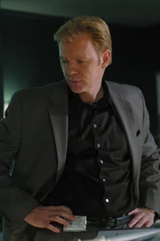 Ein Diamanthändler wird in einen Auffahrunfall verwickelt und, als er aus seinen Wagen steigt, erschossen. Lt. Horatio Caine (David Caruso) bearbeitet den Fall.