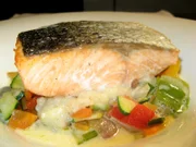Hauptgang: Auf der Haut gebratener Lachs mit Graupenrissotto und Pfannengemüse.