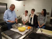 Im sächsischen Oederan ist Rosins Hilfe gefragt: Das Traditionsrestaurant "Hirsch" steht kurz vor der Pleite. Kann Sternekoch Frank Rosin (l.) Chefin Nicole Bibrach (r.) und ihrem Team dabei helfen, das Restaurant wieder zum Laufen zu bringen?