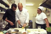 Vor vier Jahren eröffnete der gebürtige Sudanese Jonas Gebresselassie mitten im beliebten Berliner Szenekiez Prenzlauer Berg sein Restaurant 'Savanna'. Sternekoch Frank Rosin erkennt, warum bei ihm die Gäste ausbleiben ...