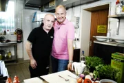 Griechenland-Krise in Norddeutschland: Frank Rosin (r.) soll dieses Mal das griechische Restaurant "Nico's Astra Pott" von Vassilios (l.) in Pinneberg bei Hamburg retten. Doch wird es ihm gelingen?