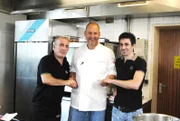 Griechenland-Krise in Norddeutschland: Vassilios (l.), Frank Rosin (M.) und Alexios (r.) ...