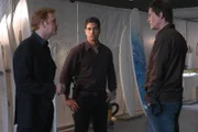 Hat Joseph Zellar (Vincent Ventresca, r.) etwas mit dem Mord an Ted Henderson zu tun? Lt. Horatio Caine (David Caruso, l.) und Eric Delko (Adam Rodriguez, M.) fühlen ihm auf den Zahn ...