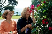 Die Kunstlehrerin Charlotte Miller (Ursula Karven, re.) ist aufs Land zu ihrer alten Erbtante Winifred White (Eva-Ingeborg Scholz) gezogen.