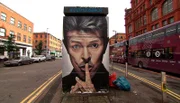 Manchester ist bekannt für seine Musikszene. Der 2016 verstorbene David Bowie kam zwar aus London, aus Manchester kommen allerdings Bands wie Joy Division, The Smiths, Oasis, The Verve oder die Stone Roses. Sie haben den Sound der Arbeiterstadt geprägt.