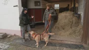 Trainerin Melle und Manuela Asante-Mensah (r.) mit Labradorhündin Hanna
