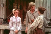 Laura (Melissa Gilbert, r.) tobt vor Eifersucht. Vergeblich versucht ihr Almanzo (Dean Butler, M.) zu erklären, dass Brenda Sue (Tisch Raye, l.) nur eine gute Freundin ist.
