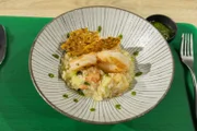 Tagesmotto "Leibgericht": Zitronen-Risotto mit Garnelen, Pak Choi, Basilikum-Pesto und Parmesan-Fenchel-Chips von Anette Nagel.