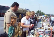Trödelexperte Sükrü Pehlivan (li.) versucht mit Rosa (Mitte) und Helene auf dem Flohmarkt die gesammelten Schätze zu verkaufen..
