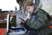 Dem obdachlosen Eddie (Christoph Letkowski) fällt ein Koffer in die Hände. Er checkt den Inhalt und wirft einen für ihn uninteressanten Datenstick weg.