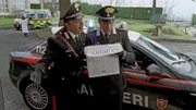 Maresciallo Cecchini und Capitano Anceschi lesen gespannt, was in der Zeitung ueber ihre Polizeiarbeit geschrieben wurde. (Nino Frassica, Flavio Insinna, v.l.)