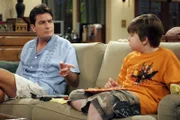 Haben noch keinen Ahnung von Alans neuer Errungenschaft: Charlie (Charlie Sheen, l.) und Jake (Angus T. Jones, r.) ...