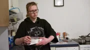 Jasmin wird heute 19 Jahre alt - und zur Feier des Tages will sie die Familie mit einem selbstgebackenen Kuchen erfreuen.; Jasmin wird heute 19 Jahre alt – und zur Feier des Tages will sie die Familie mit einem selbstgebackenen Kuchen erfreuen.