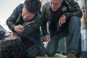 Nachdem der Kopf eines mächtigen Drogenkartells verhaftet wurde, wird der Sohn von Officer Antonio (Jon Seda, M.) entführt. Hank Voight (Jason Beghe, r.) unterstützt seinen Kollegen bei der Suche nach dem Entführer.