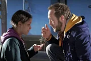 Schubert (Stephan Kampwirth) kann Sarah (Kristin Suckow) befreien und fragt nach ihrer Mutter.