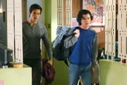 Finn (Matthew Atkinson, l.); Axl (Charlie McDermott, r.)