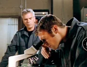 Colonel Jack O'Neill (Richard Dean Anderson, l.) und Daniel Jackson (Michael Shanks) überprüfen skeptisch die Untersuchungsergebnisse.