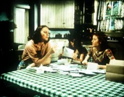 Mary Ellen (Judy Norton-Taylor, M.) und Elizabeth (Kami Cotler, r.) helfen ihrer berühmten Schwester Erin (Mary Beth McDonough, l.), die viele Verehrerpost zu öffnen.