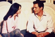 Prue (Shannen Doherty, l.); Bane (Antonio Sabàto jr., r.)