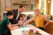 (v.li.): Daniel DiMaggio (Oliver Otto), Diedrich Bader (Greg Otto), Julia Butters (Anna-Kat Otto), Meg Donnelly (Taylor Otto).