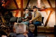 Opa Gustav (Marcus Neuweiler) klagt Elsbeth Gscheidle (Birgit Pfeiffer / Die Gscheidles) seine Krankheitsgeschichten.