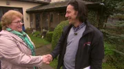 Tipgerberin Marlene begrüßt John Kasmalla vor dem Haus der Familie