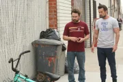 Charlie Kelly (Charlie Day, l.); Mac (Rob McElhenney, r.)