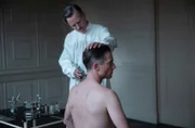 Dr. Schmidt (Jens Harzer, hinten) verabreicht Gereon Rath (Volker Bruch) das aufputschende Perventin.