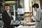 Im Jeffersonian klingelt erneut das Broadsky-Handy. Booth (David Boreanaz, li.) will Zeit schinden und bittet Vincent Nigel-Murray (Ryan Cartwright) den Anruf anzunehmen. Diese Bitte kostet dem jungen Wissenschaftler das Leben... Die Verwendung des sendungsbezogenen Materials ist nur mit dem Hinweis und Verlinkung auf TVNOW gestattet.