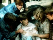 Bei einer Reparatur ist ein Wagen auf Jim-Bob (David W. Harper, M.) gefallen. Er wird von seinem Vater John (Ralph Waite, l.) und seinen Geschwistern Ben (Eric Scott, 2.v.l.), Mary Ellen (Judy Norton-Taylor) und Jason (Jon Walmsley) geborgen.